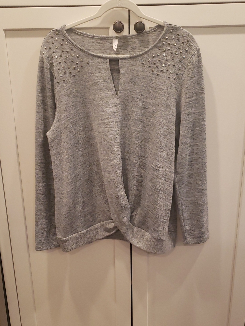 Studded Shoulder Twist-Hem Crewneck Sweater in Light Gray